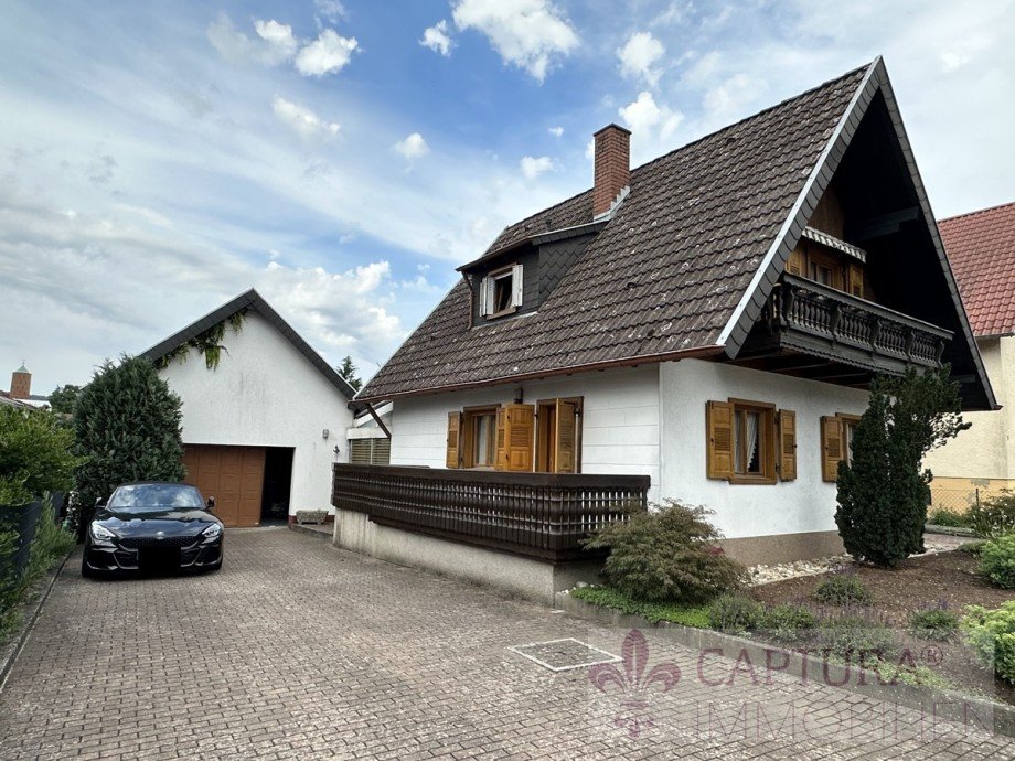 Anwesen mit Zufahrt zur Garage Einfamilienhaus Mandelbachtal