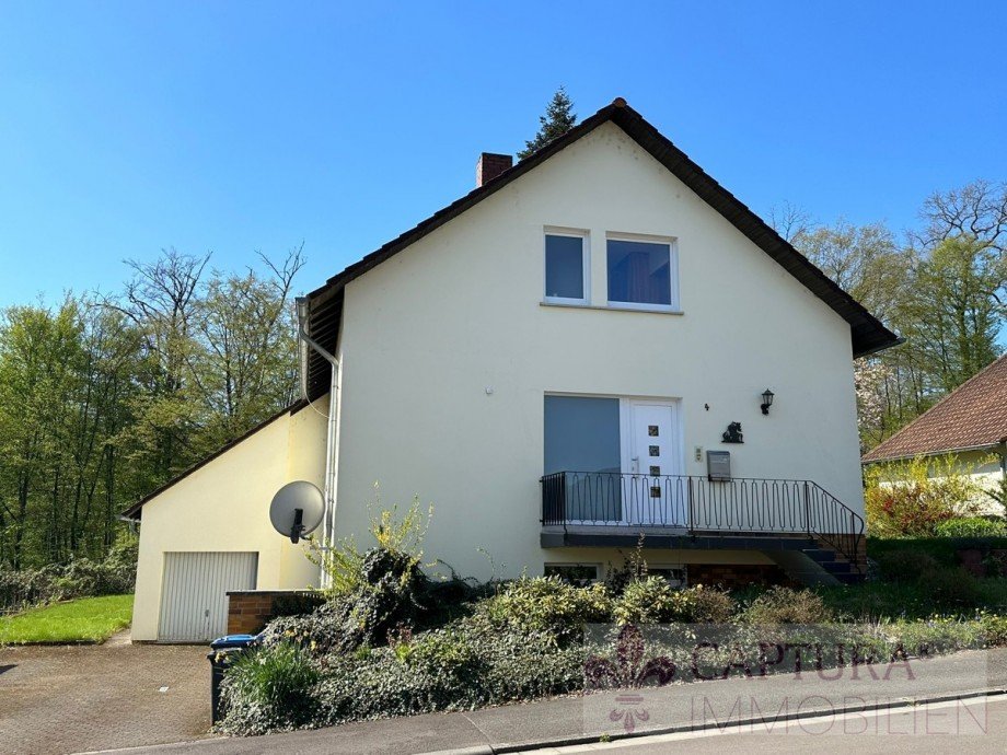 Front mit Einfahrt und Garage Einfamilienhaus V�lklingen / F�rstenhausen