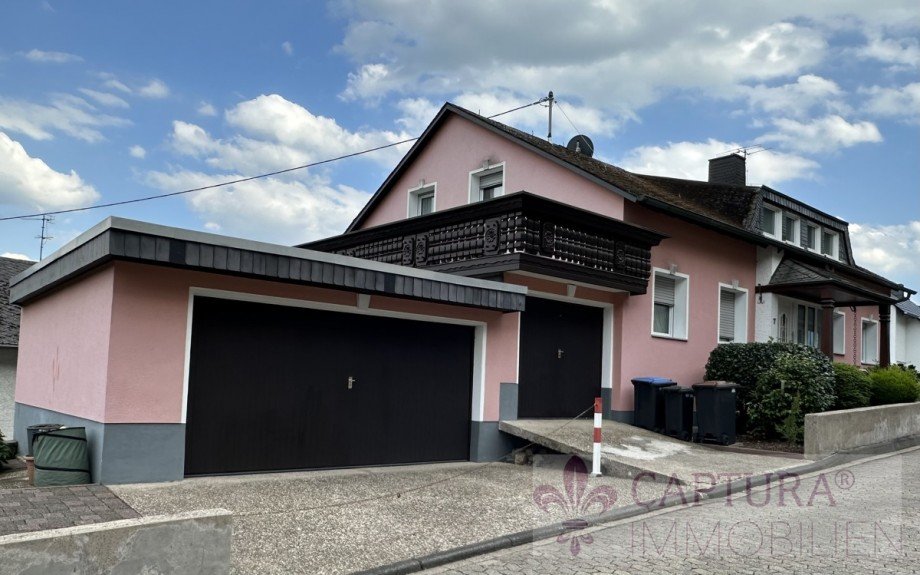 Seitenansicht mit Garagen Mehrfamilienhaus Kobern-Gondorf