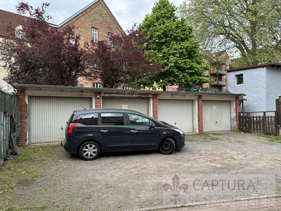 Hof mit Garagen Mehrfamilienhaus Neunkirchen
