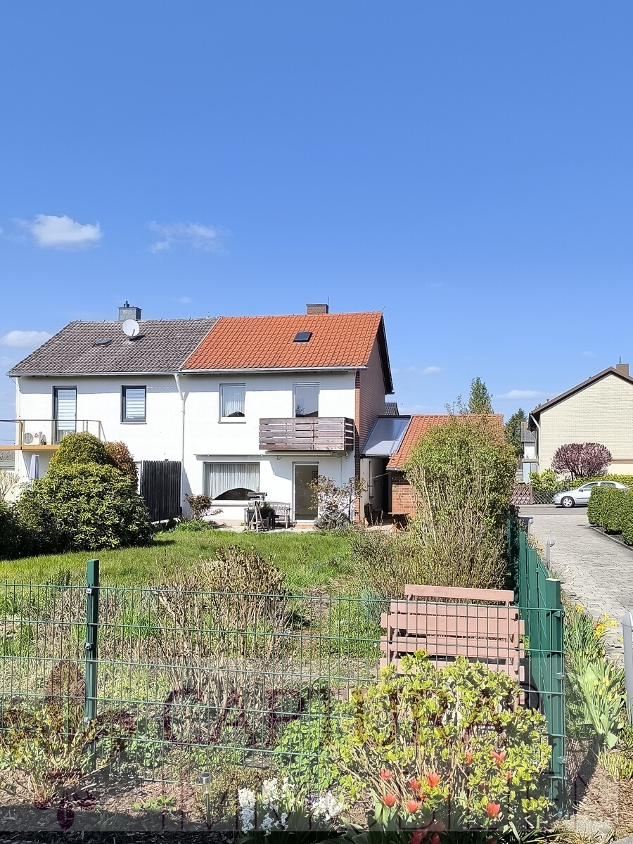 R�ckansicht mit Garten Doppelhaush�lfte Riegelsberg