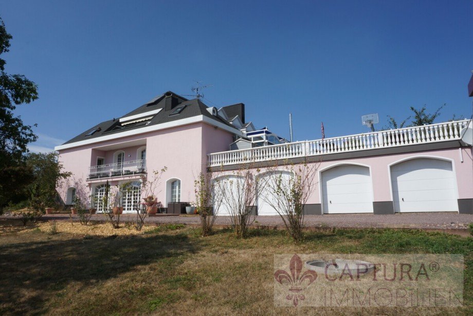 Seitenansicht mit Garagen Villa Wallerfangen / Oberlimberg