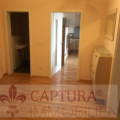 Der Flur mit Zugang zum G�ste-WC und Wohnzimmer Etagenwohnung Ingolstadt