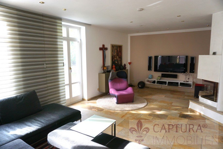 Das Wohnzimmer mit Kamin und Zugang zur Terrasse Einfamilienhaus Mainburg