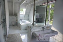 Das gro�z�gige Bad mit Dusche und Wanne Architektenhaus! TOP-Lage! Freistehend mit ELW! Nachhaltige Immobilie im gr�nen Herzen von Mainburg!