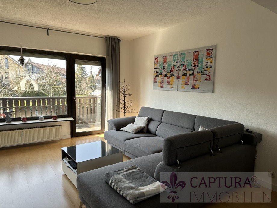 Wohnzimmer mit Zugang zum Balkon OG Zweifamilienhaus Illingen