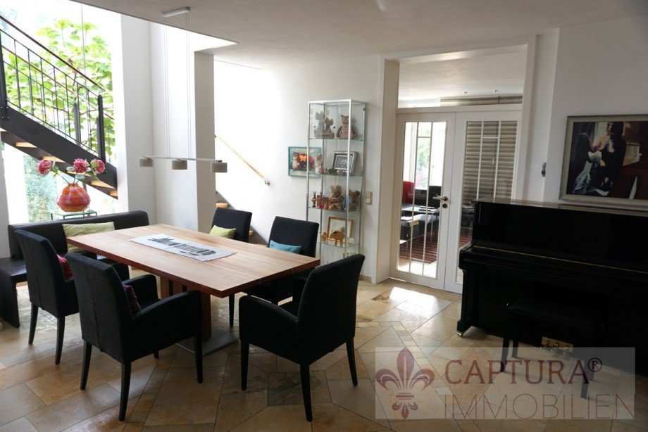 Die Lounge mit Zugang zum stilvollen Wohnzimmer Einfamilienhaus Mainburg