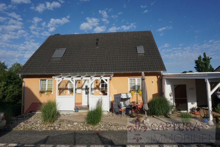 Frontansicht mir Garage und Carport Pluwig Einfamilienhaus Wundersch�nes EFH in Pluwig! Ein Traum f�r die ganze Familie!
