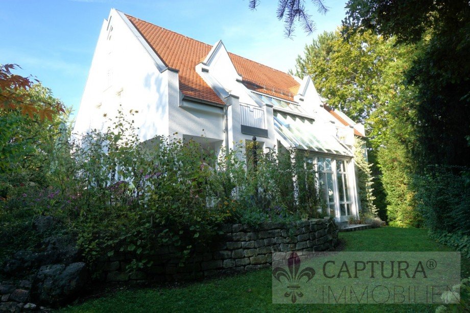 Blick vom Garten auf die sch�ne Architektur Einfamilienhaus Mainburg