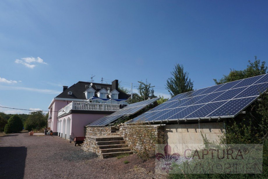 Seitliche Zufahrt und PV Anlage Villa Wallerfangen / Oberlimberg