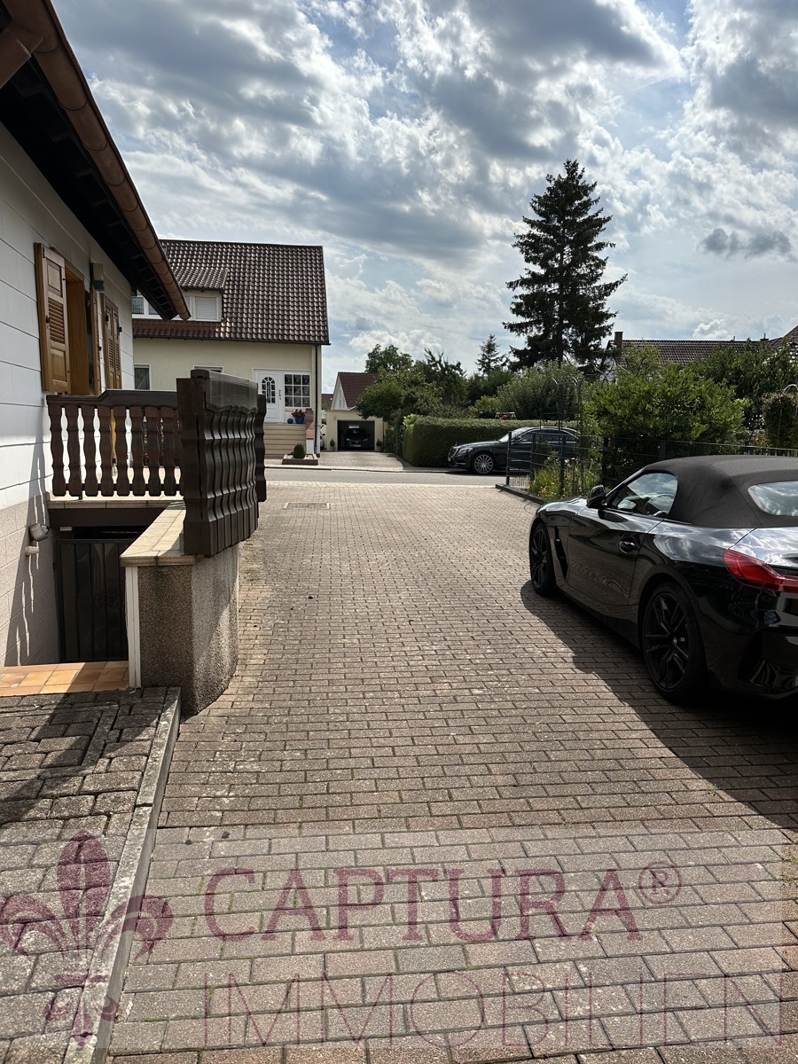 Die gro�z�gige Zufahrt zur Garage Einfamilienhaus Mandelbachtal