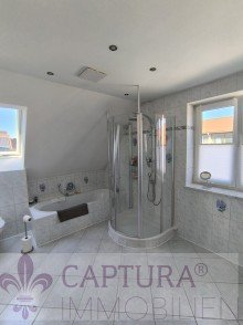 Badezimmer OG Exklusives Einfamilienhaus in Neufahrn bei Freising - Moderne Technik trifft auf Wohlf�hlambiente