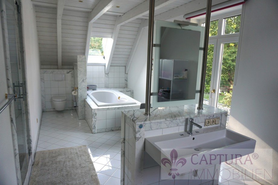 Das gro�z�gige Bad mit Dusche und Wanne Einfamilienhaus Mainburg