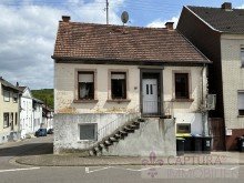 Frontansicht Wohnhaus in Quierschied-Fischbach mit 3 Wohneinheiten!