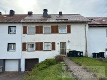 Frontansicht Gepflegtes Zweifamilienhaus in ruhiger Lage von Neunkirchen (Steinwald)!