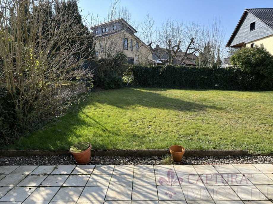 Terrasse mit Blick auf den Garten Zweifamilienhaus Illingen
