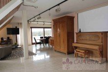 Wohnzimmer OG mit Zugang zum Balkon Einzigartiges Villenanwesen! Nachhaltiges Energiekonzept! Gro�es Grundst�ck mit 2 Baupl�tzen!