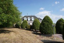 Zufahrt und Blick zur Villa Einzigartiges Villenanwesen! Nachhaltiges Energiekonzept! Gro�es Grundst�ck mit 2 Baupl�tzen!