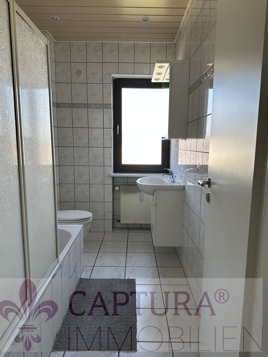 Bad mit Wanne & Duschabtrennung Zweifamilienhaus Illingen